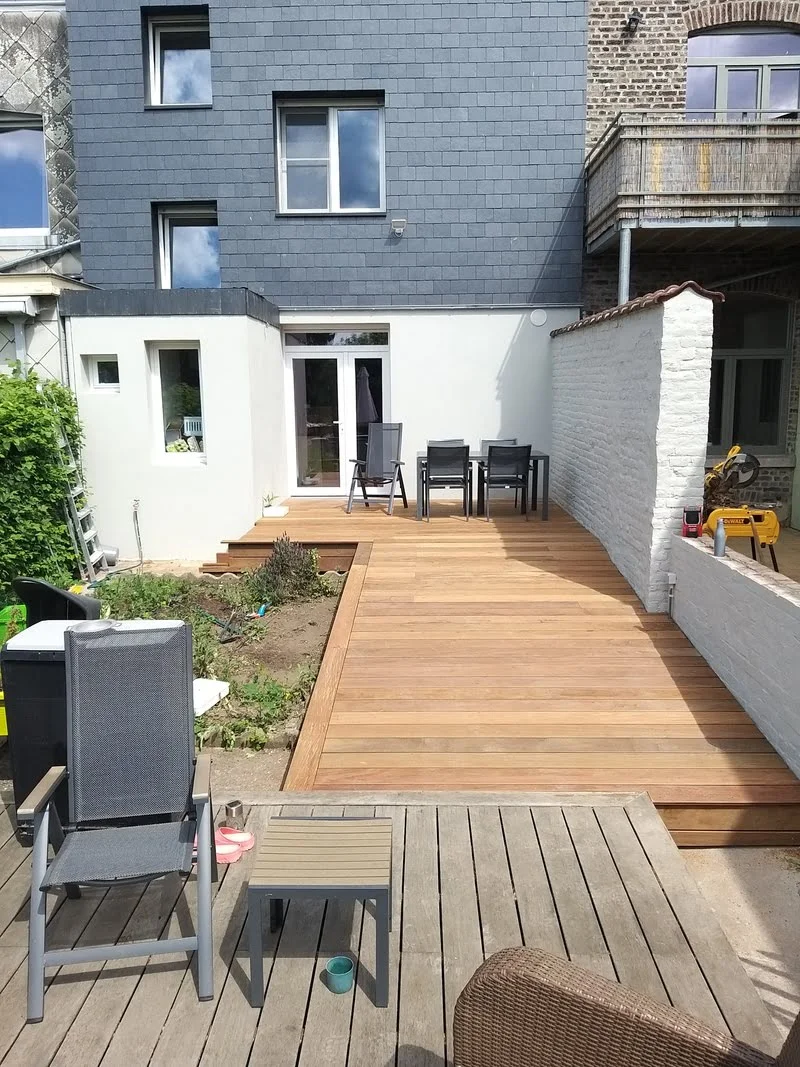 Plusieurs terrasses reliées par une rampe d'accès aux normes PMR