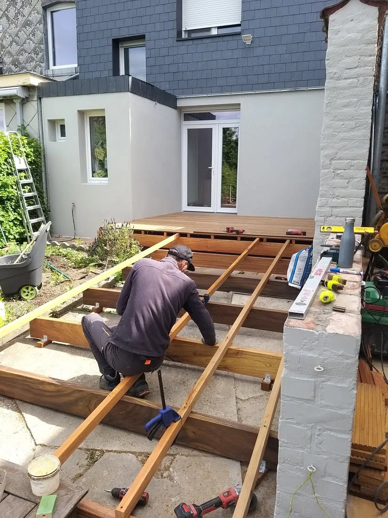 Création d'une rampe à 6 % pour une terrasse PMR
