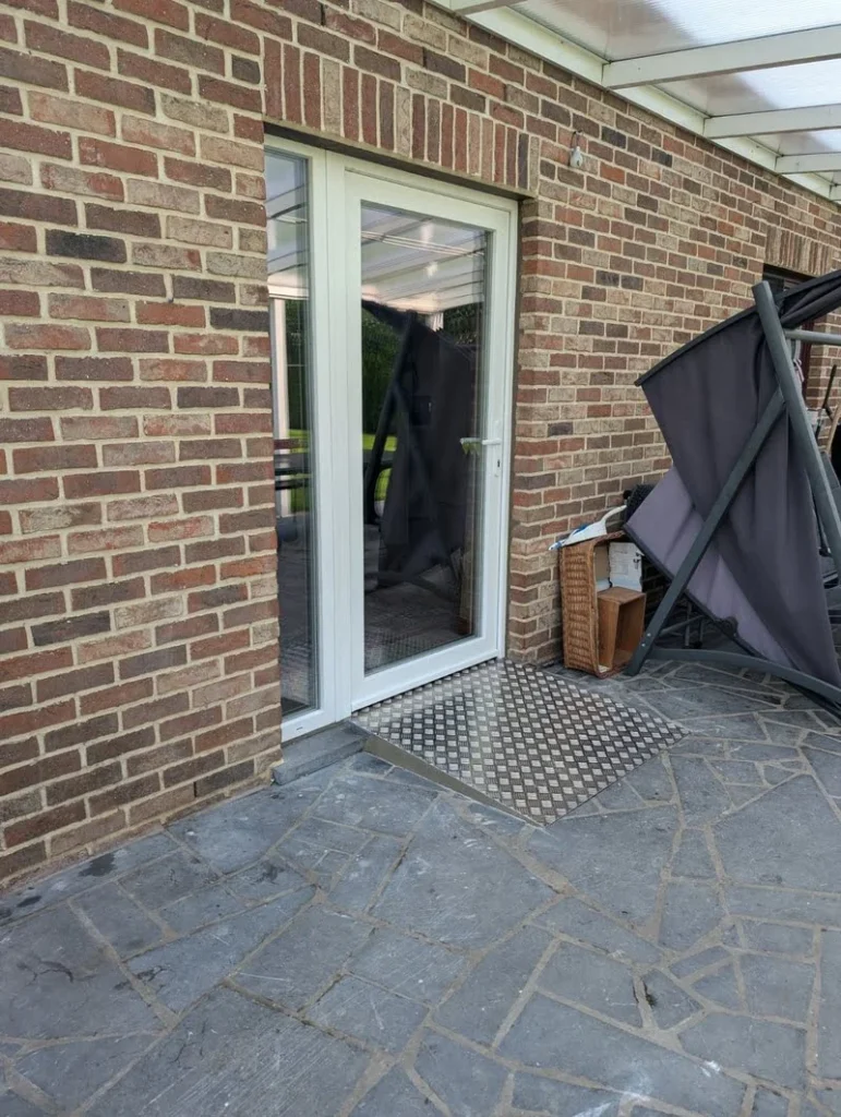 Création d'une rampe en aluminium entre et terrasse et intérieur logement PMR